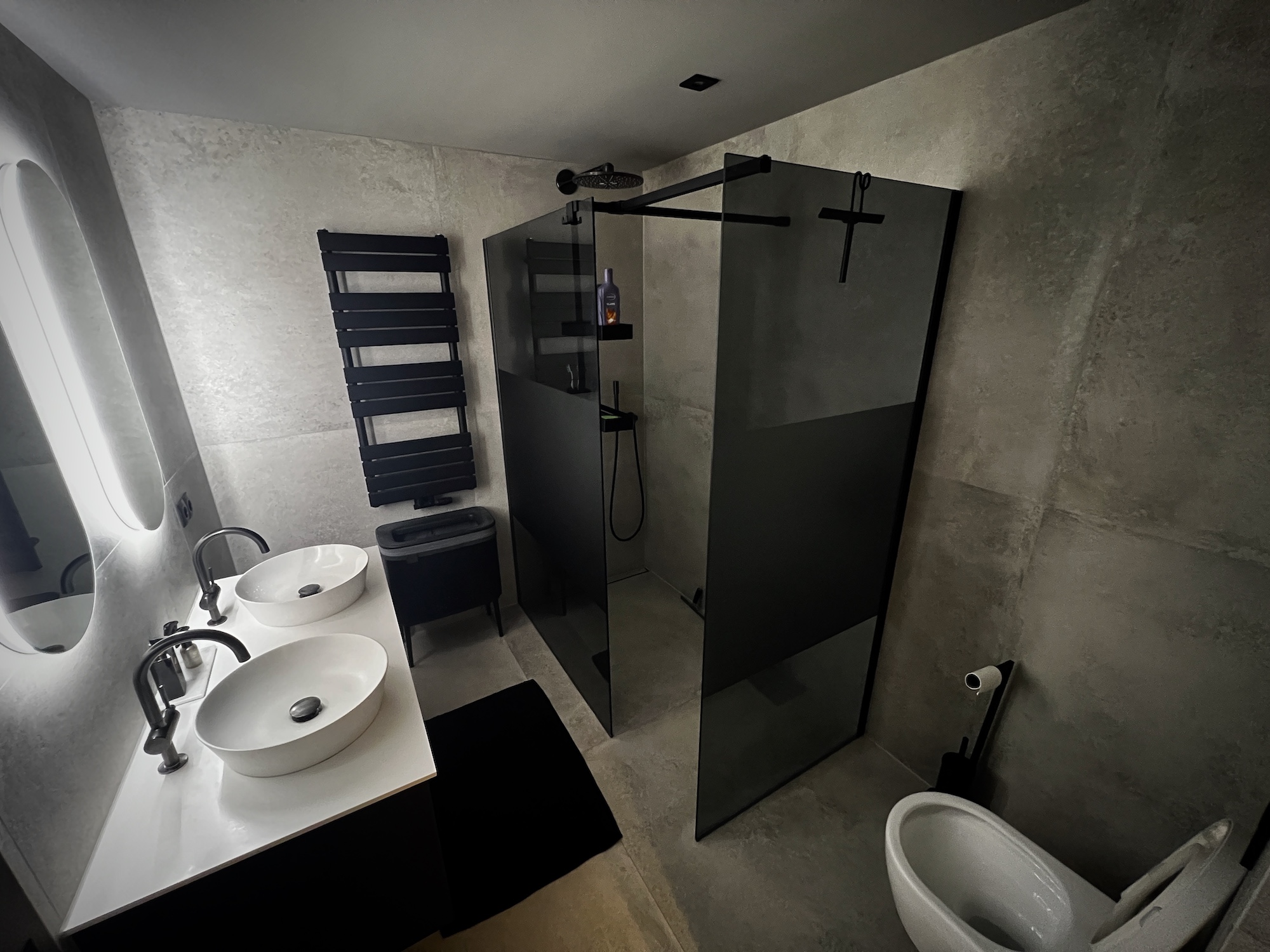 Badkamer renovatie met groot formaat tegels