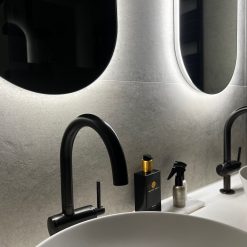 Grote tegels grijs badkamer