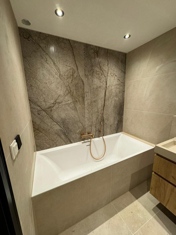 Badkamer marmerlook tegels beige