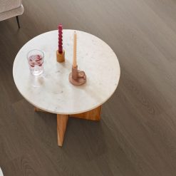 Plak-pvc donkerbruin eiken rechte plank in een interieur, sfeerfoto 1