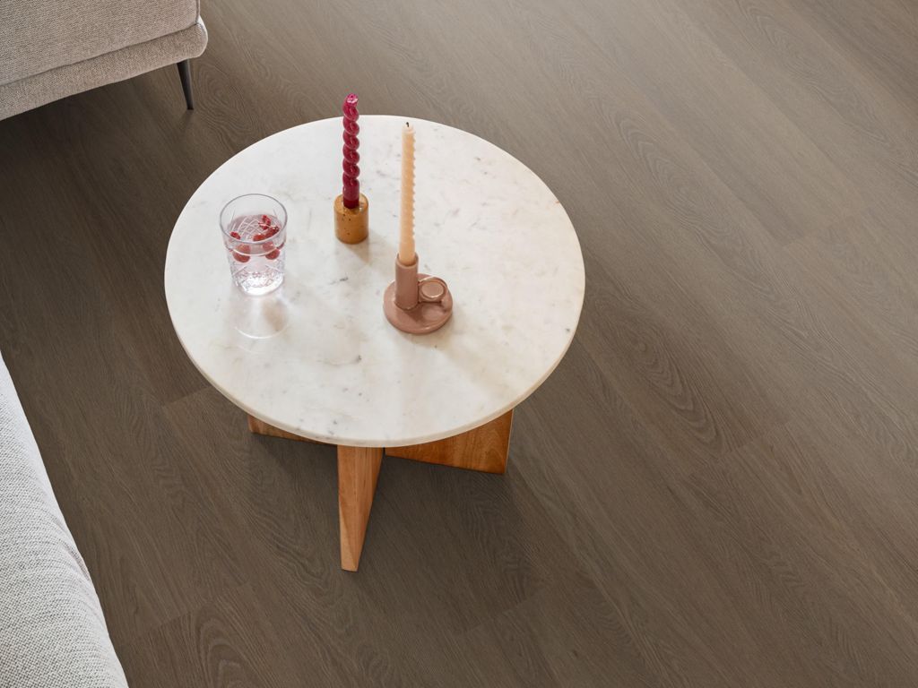 Plak-pvc donkerbruin eiken rechte plank in een interieur, sfeerfoto 1