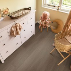 Plak-pvc donkerbruin eiken rechte plank in een interieur, sfeerfoto 2