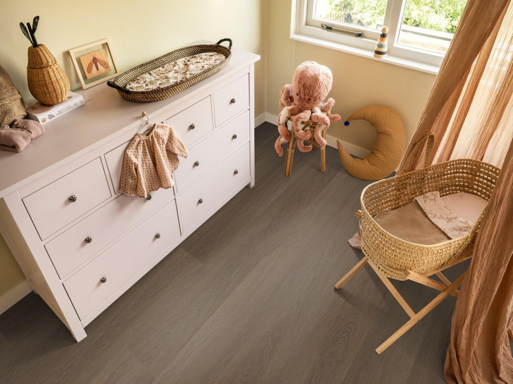 Plak-pvc donkerbruin eiken rechte plank in een interieur, sfeerfoto 2