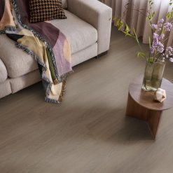 Plak-pvc donkerbruin eiken rechte plank in een interieur, sfeerfoto 4