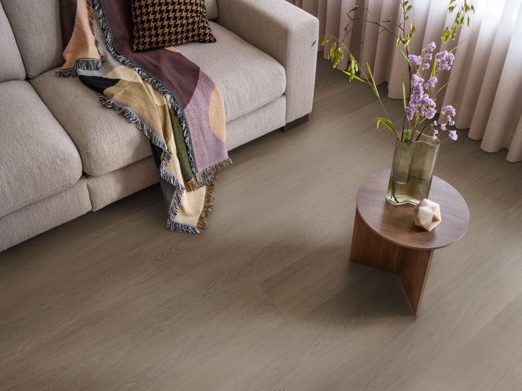 Plak-pvc donkerbruin eiken rechte plank in een interieur, sfeerfoto 4