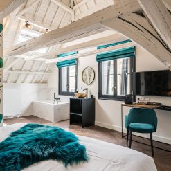Plak-pvc donkerbruin eiken visgraat in een hotelkamer, uitgevoerd project van Tegels en Laminaat