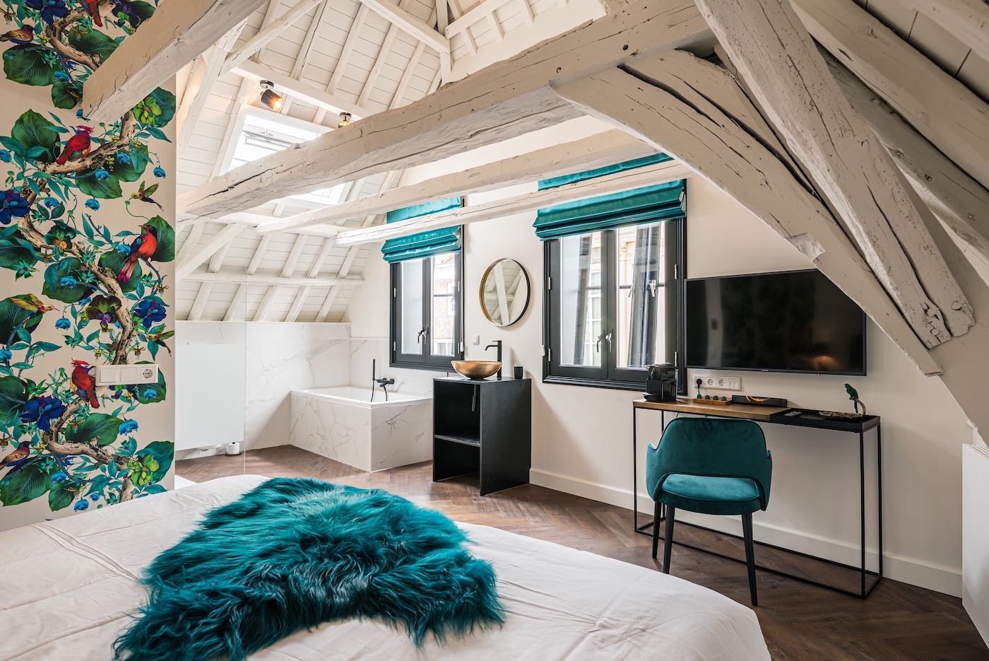 Plak-pvc donkerbruin eiken visgraat in een hotelkamer, uitgevoerd project van Tegels en Laminaat