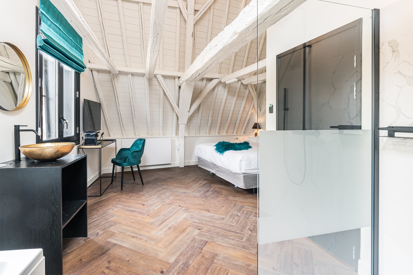 Plak-pvc donkerbruin eiken visgraat in een hotelkamer, uitgevoerd project van Tegels en Laminaat