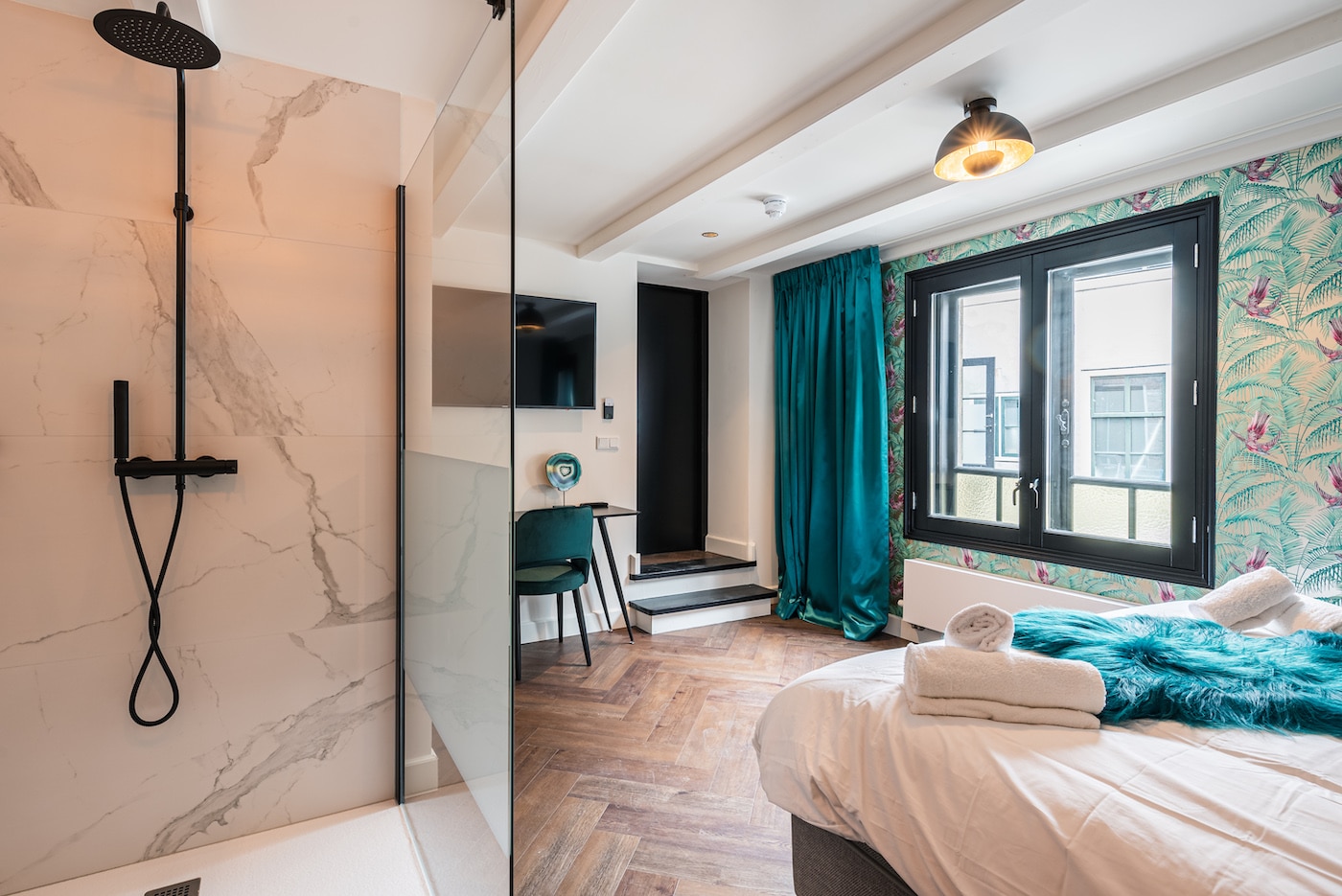 Plak-pvc donkerbruin eiken visgraat in een hotelkamer, uitgevoerd project van Tegels en Laminaat