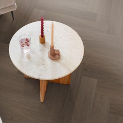 Plak-pvc donkerbruin eiken visgraat in een interieur, sfeerfoto 1