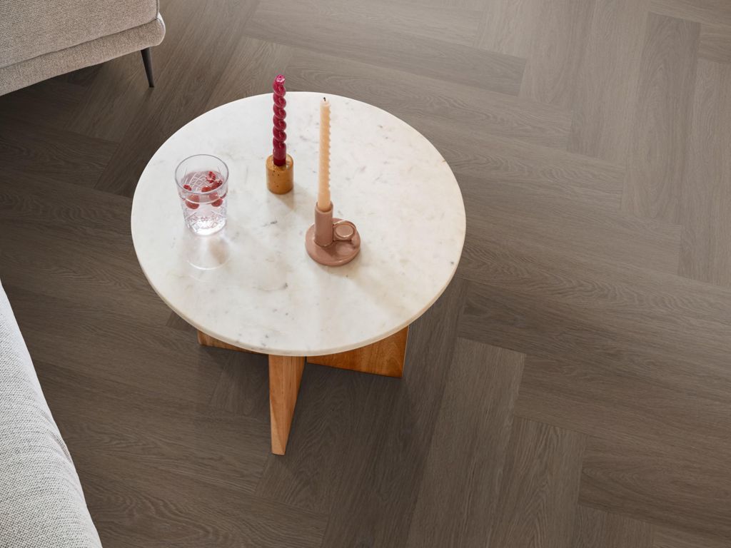 Plak-pvc donkerbruin eiken visgraat in een interieur, sfeerfoto 1