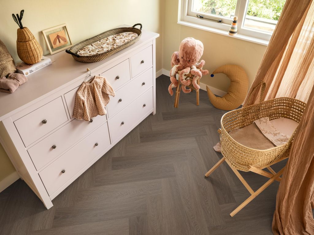 Plak-pvc donkerbruin eiken visgraat in een interieur, sfeerfoto 2