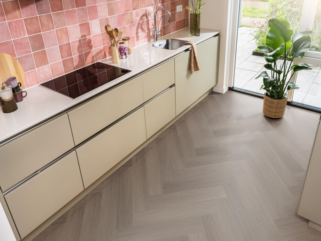 Plak-pvc donkerbruin eiken visgraat in een interieur, sfeerfoto 3