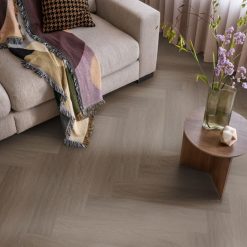 Plak-pvc donkerbruin eiken visgraat in een interieur, sfeerfoto 4