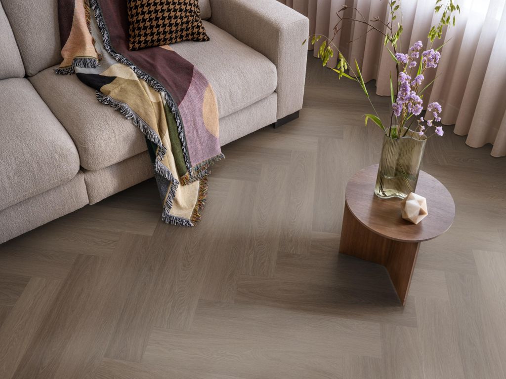 Plak-pvc donkerbruin eiken visgraat in een interieur, sfeerfoto 4