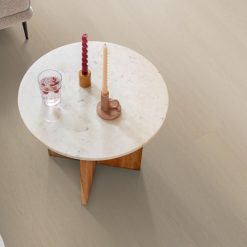 Plak-pvc licht eiken rechte plank in een interieur, sfeerfoto 1