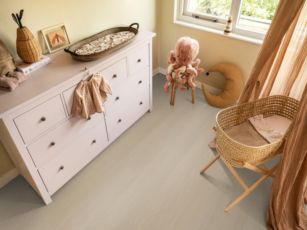 Plak-pvc licht eiken rechte plank in een interieur, sfeerfoto 2