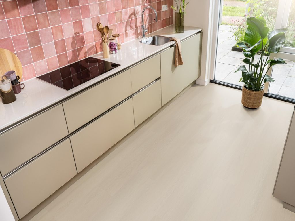 Plak-pvc licht eiken rechte plank in een interieur, sfeerfoto 3
