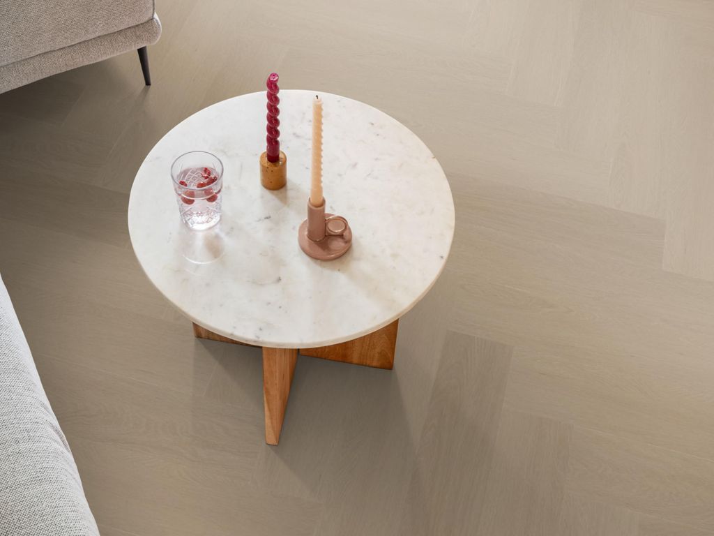 Plak-pvc licht eiken visgraat in een interieur, sfeerfoto 1