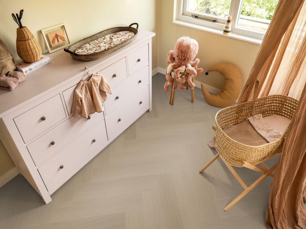 Plak-pvc licht eiken visgraat in een interieur, sfeerfoto 2