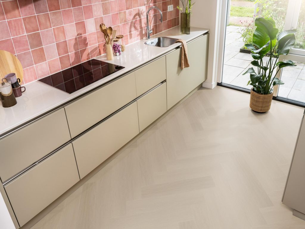 Plak-pvc licht eiken visgraat in een interieur, sfeerfoto 3