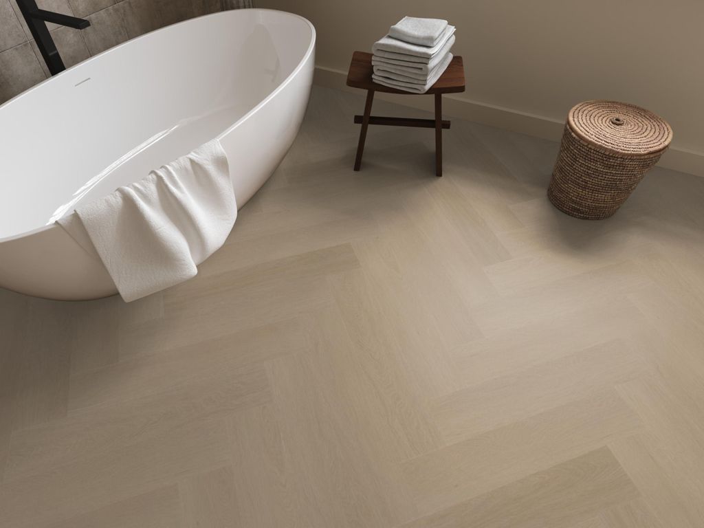 Plak-pvc licht eiken visgraat in een interieur, sfeerfoto 5