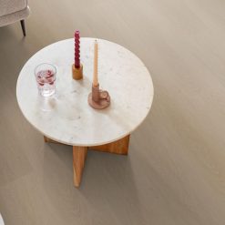 Plak-pvc naturel eiken rechte plank in een interieur, sfeerfoto 1