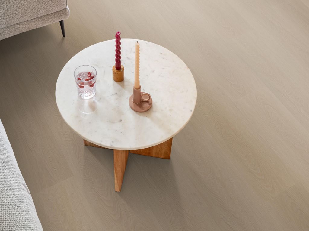 Plak-pvc naturel eiken rechte plank in een interieur, sfeerfoto 1