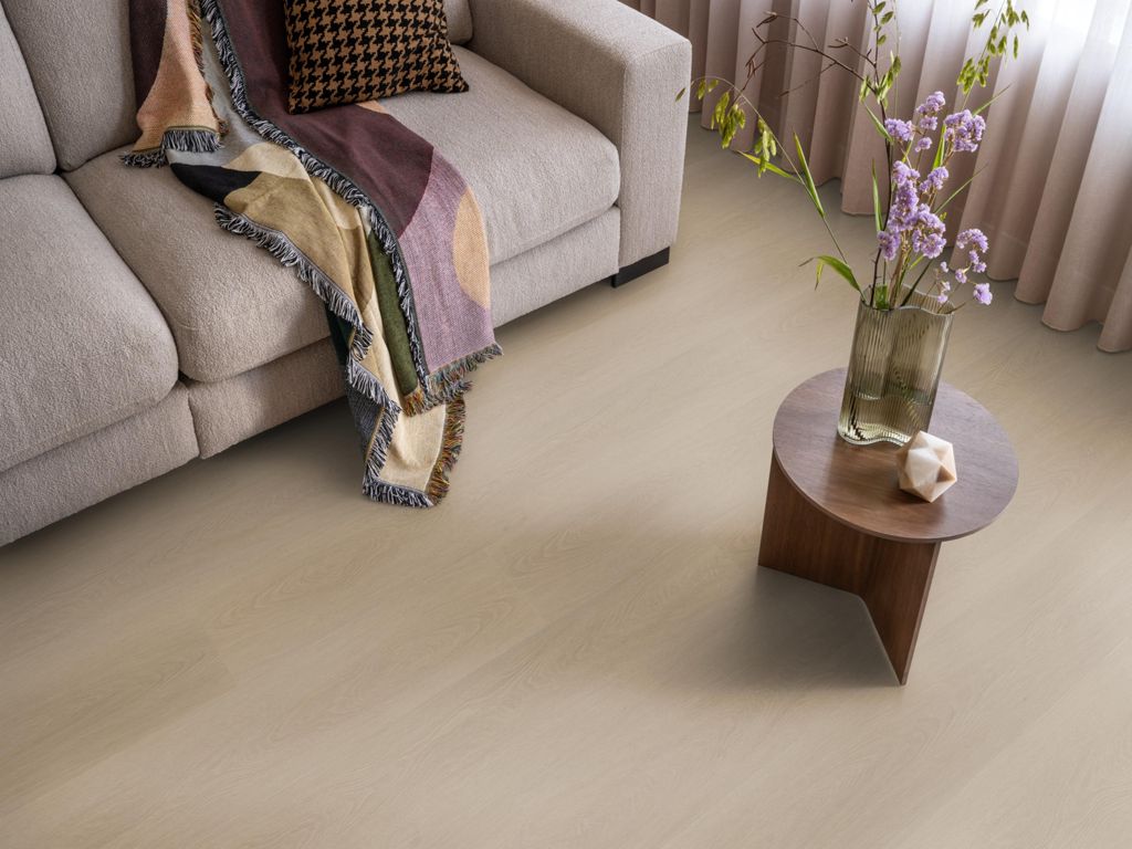 Plak-pvc naturel eiken rechte plank in een interieur, sfeerfoto 4
