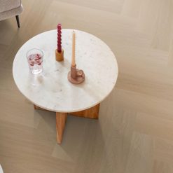 Plak-pvc naturel eiken visgraat in een interieur, sfeerfoto 1