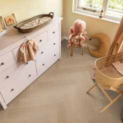 Plak-pvc naturel eiken visgraat in een interieur, sfeerfoto 2
