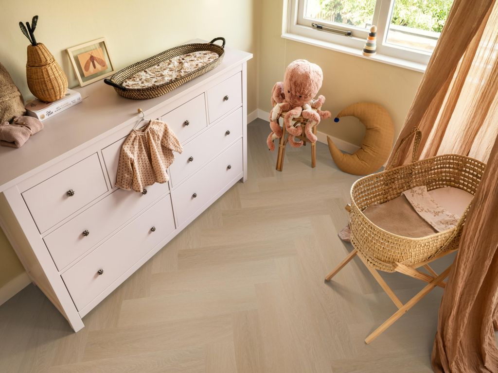 Plak-pvc naturel eiken visgraat in een interieur, sfeerfoto 2