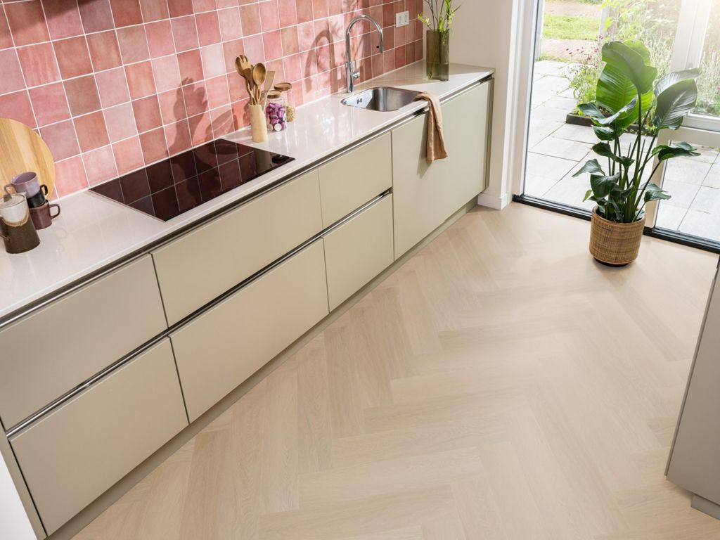 Plak-pvc naturel eiken visgraat in een interieur, sfeerfoto 3