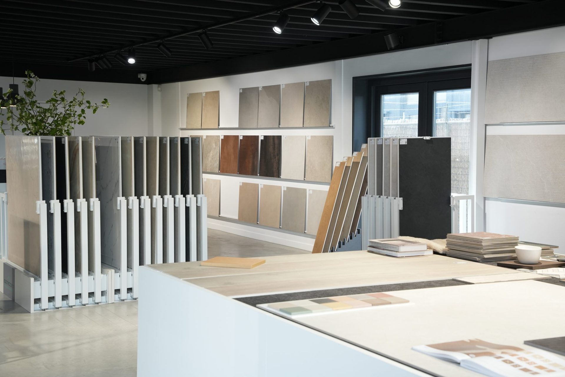Showroom van Tegels & Laminaat in Hoofddorp met wanden vol tegels