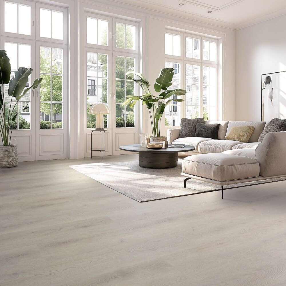 Lichte woonkamer met een licht eiken plankenvloer, foto 1 van 2