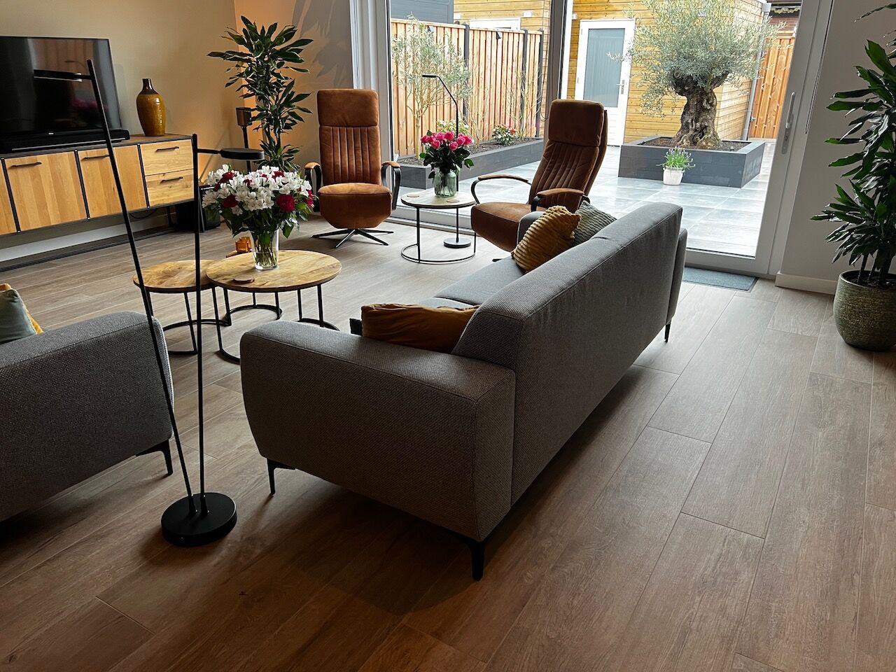 Woonkamer met houtlook tegels