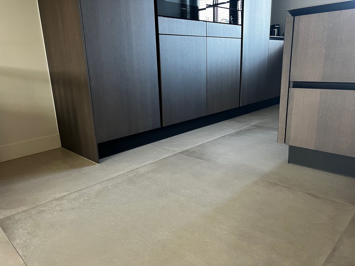 Keuken met betonlook tegels