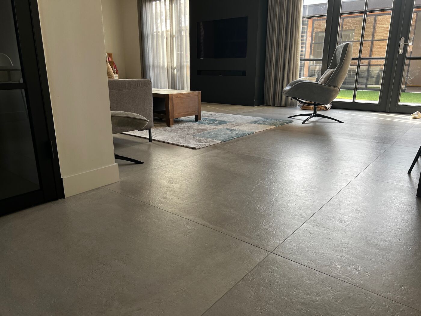 Woonkamer met betonlook tegels 120 x 120