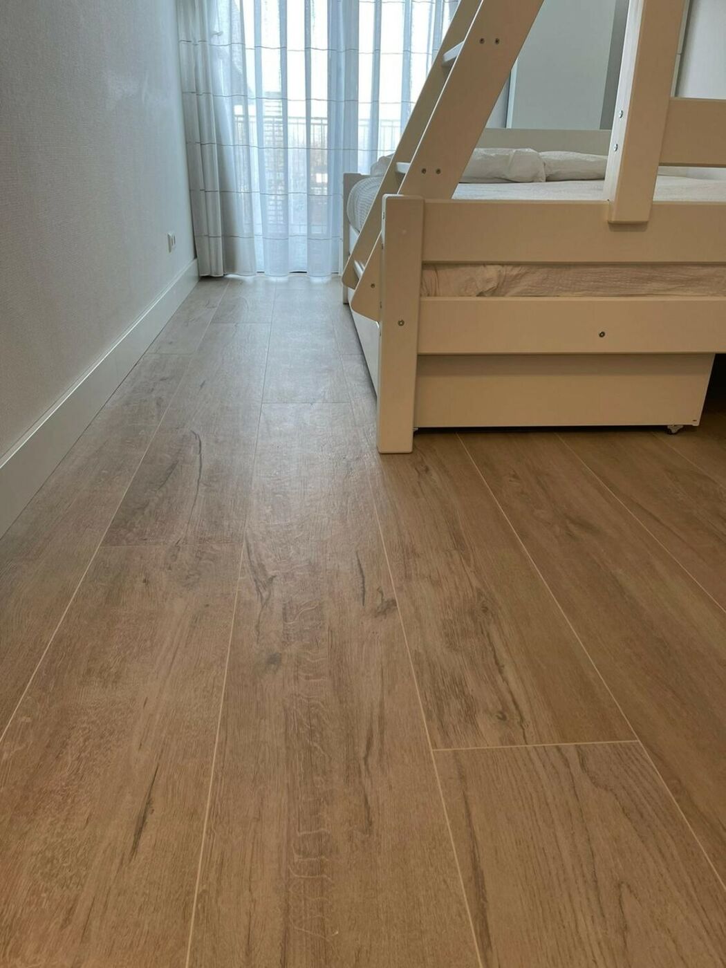 Licht eiken houtlook tegels in de hal