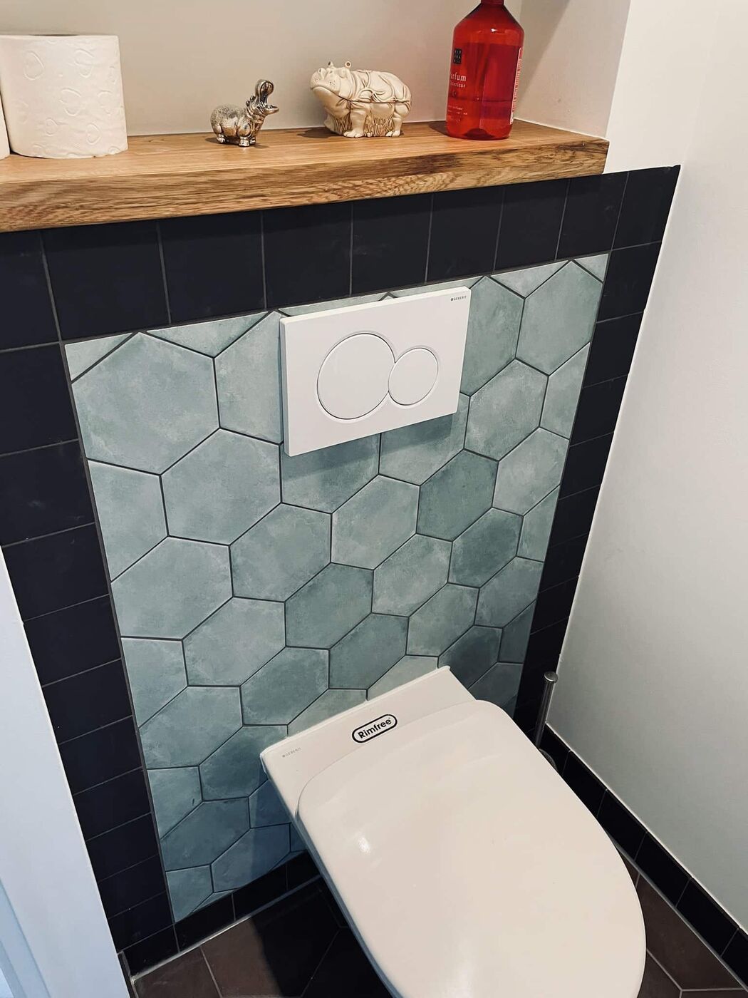 Mintgroene hexagontegels in het toilet