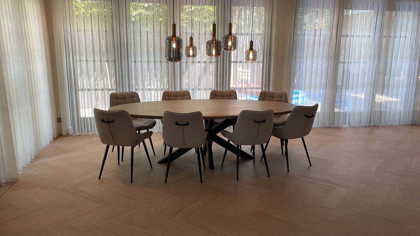 Eetkamer met een pvc-vloer