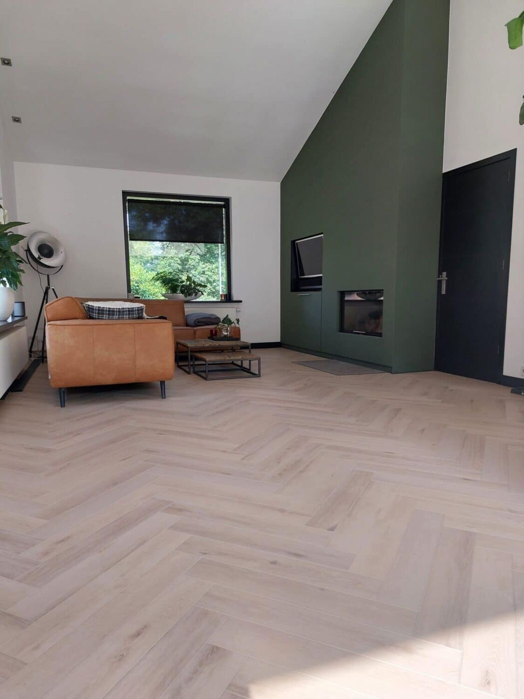 Woonkamer met een visgraat pvc-vloer