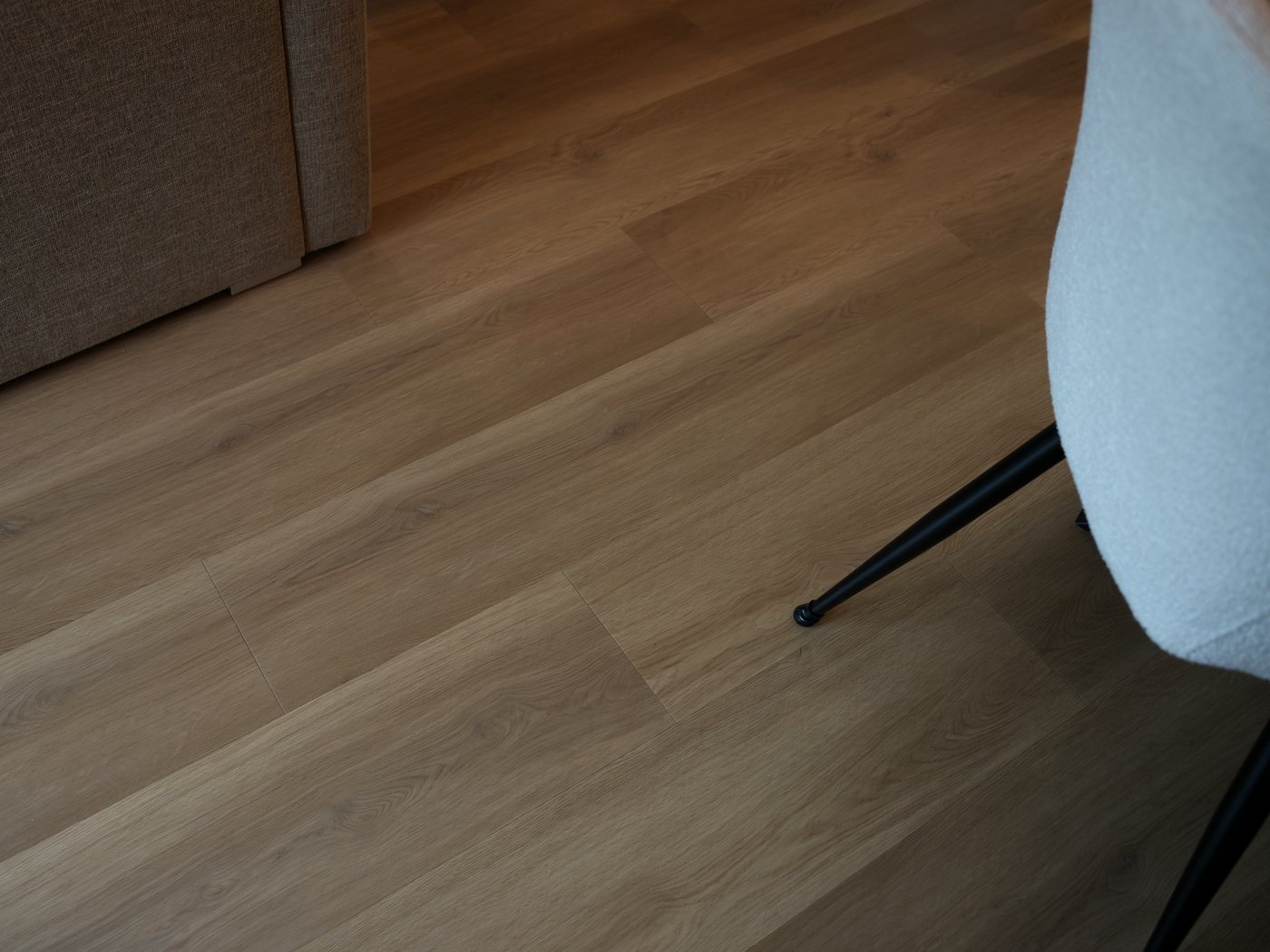 Woonkamer met een pvc-vloer in eiken planken, gelegd door onze eigen ploeg