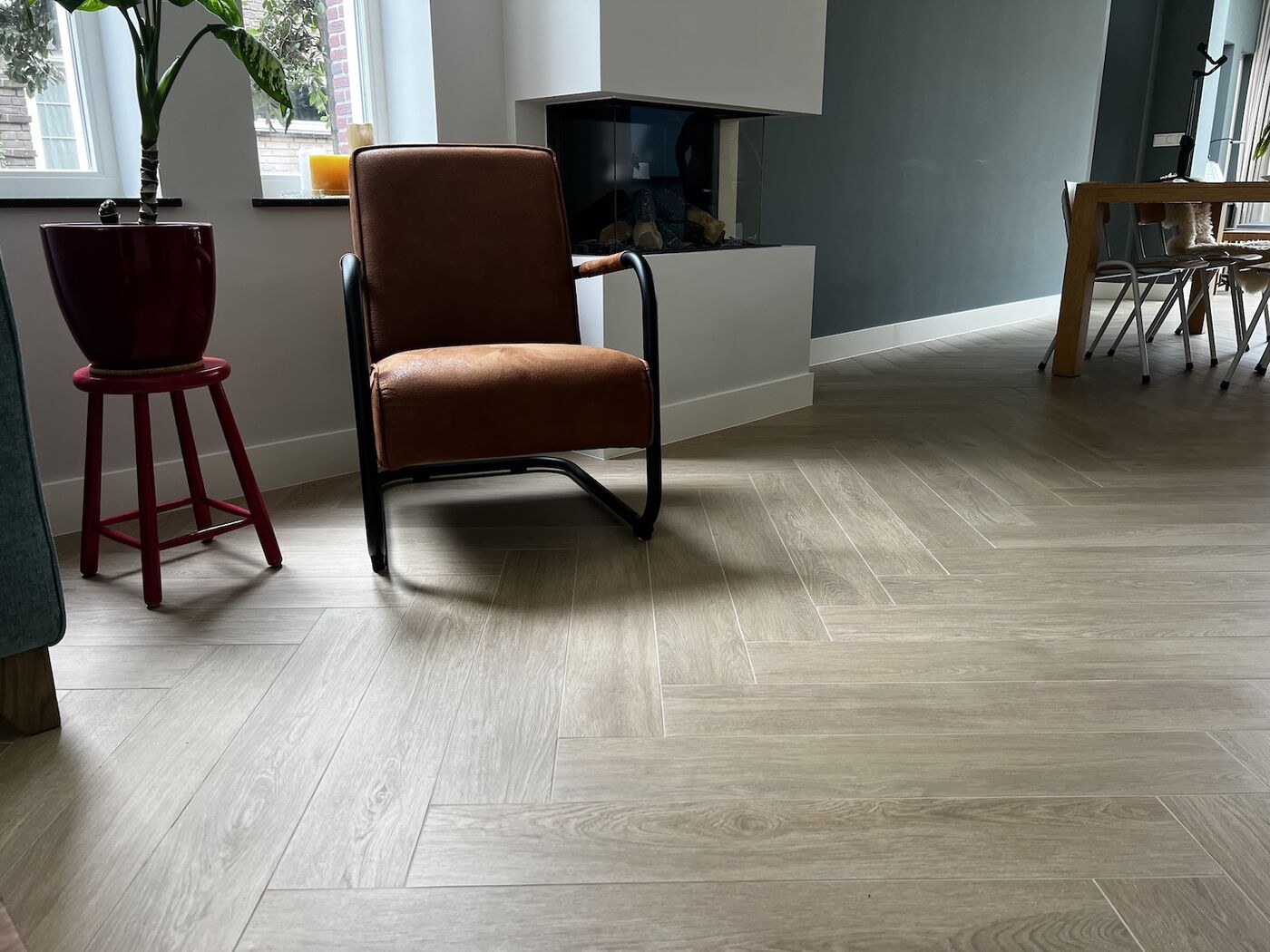 Visgraat houtlook tegels in de woonkamer