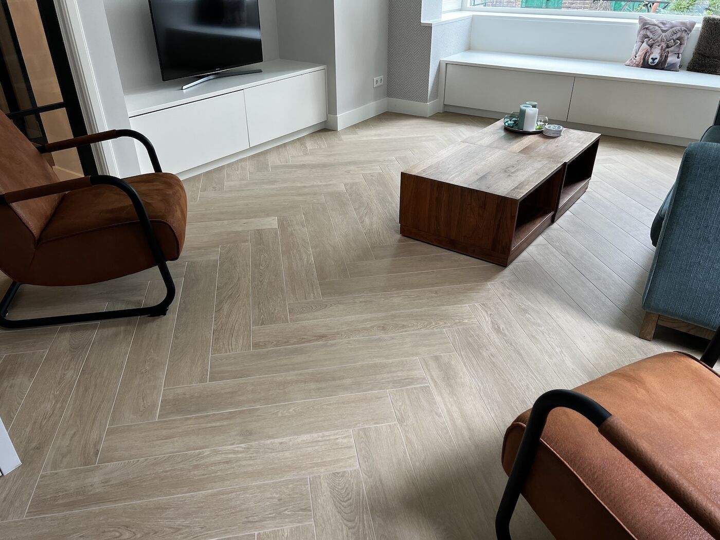 Woonkamer met keramisch parket in visgraat
