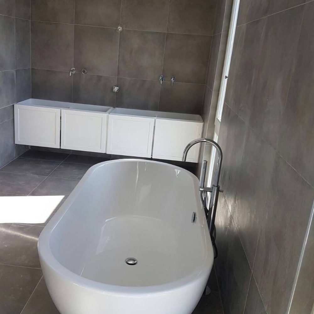 Badkamer met betonlook tegels