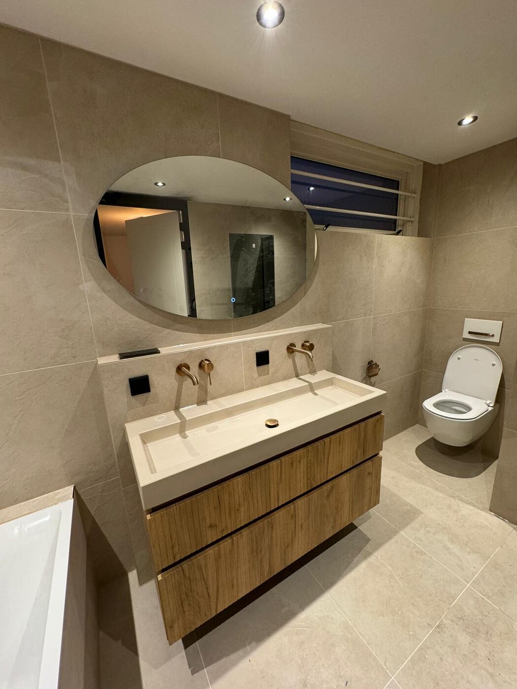 Badkamer met beige marmerlook en leisteenlook tegels