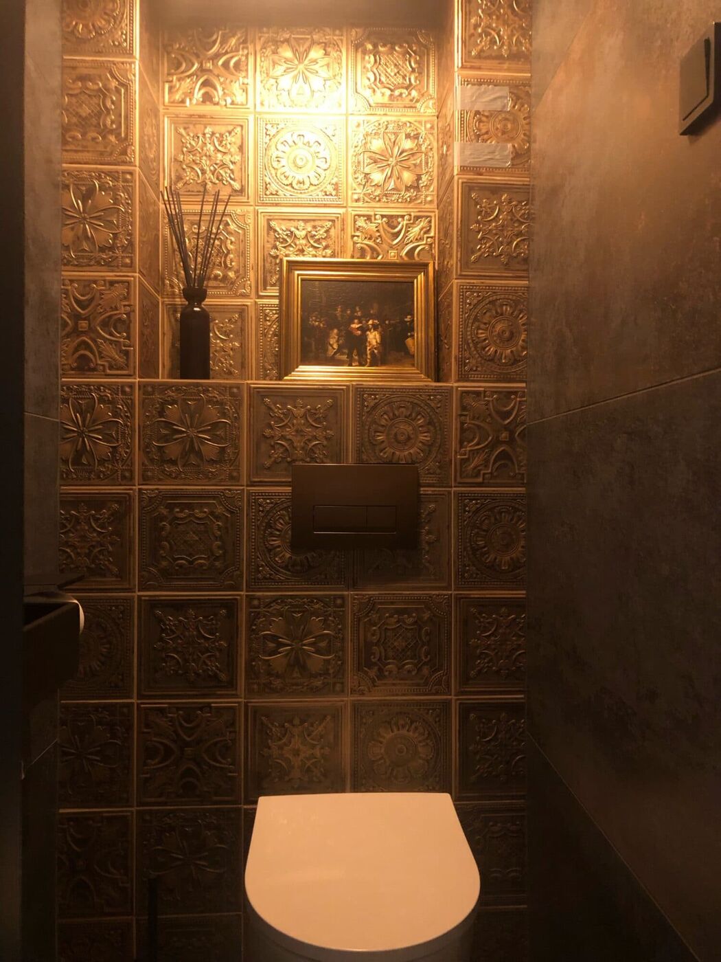 Gouden Portugese tegels in het toilet