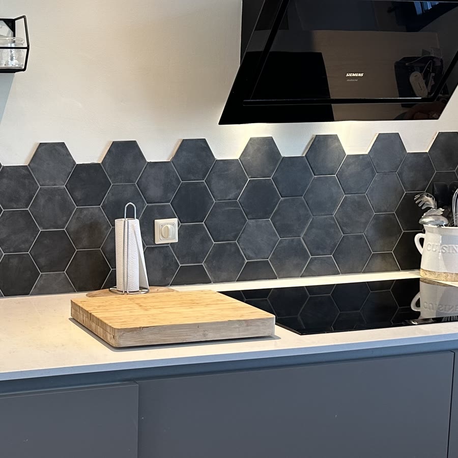 Project: Zwarte hexagon als keukenwand