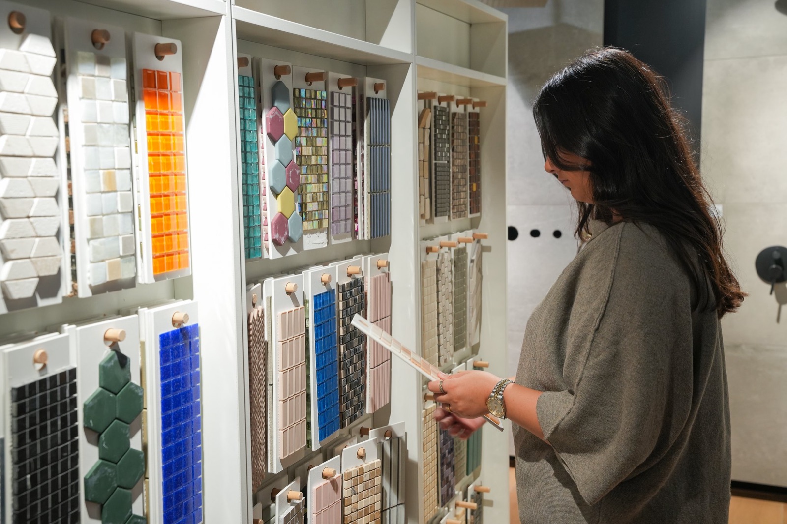 Rustig mozaïek en wandtegels uitzoeken in de showroom